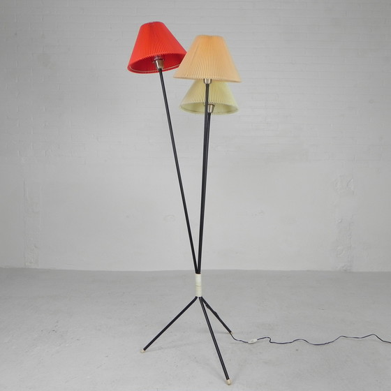 Image 1 of Staande lamp sprietlamp met 3 kunststof kappen, jaren 50