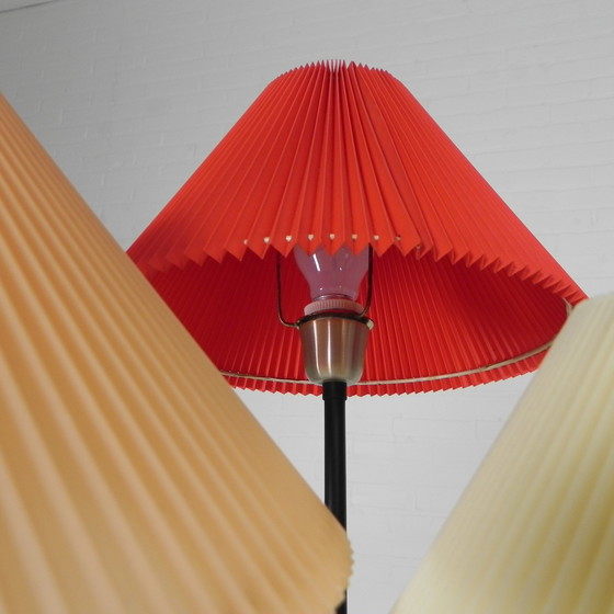 Image 1 of Staande lamp sprietlamp met 3 kunststof kappen, jaren 50