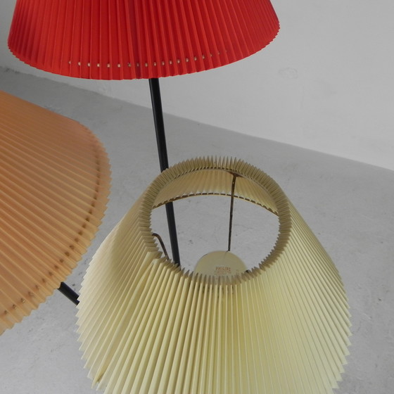 Image 1 of Staande lamp sprietlamp met 3 kunststof kappen, jaren 50