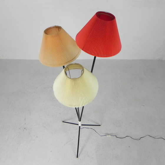 Image 1 of Staande lamp sprietlamp met 3 kunststof kappen, jaren 50