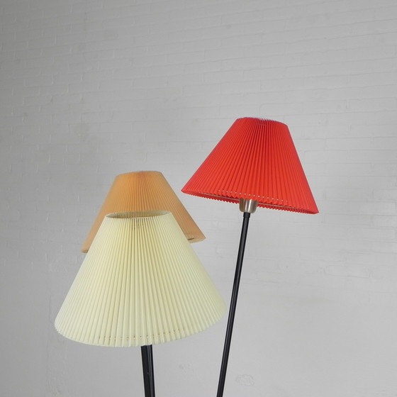 Image 1 of Staande lamp sprietlamp met 3 kunststof kappen, jaren 50