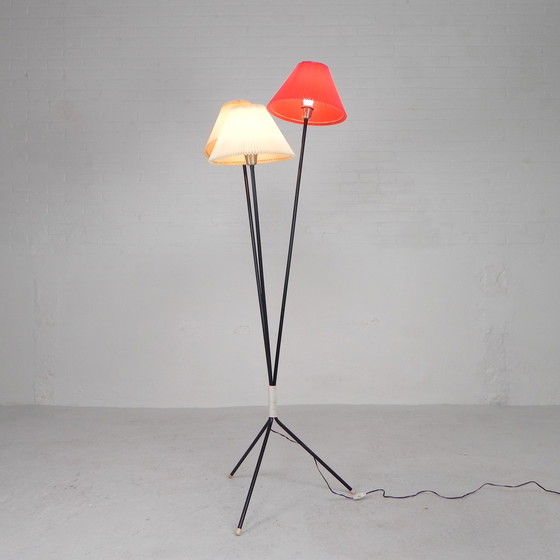 Image 1 of Staande lamp sprietlamp met 3 kunststof kappen, jaren 50