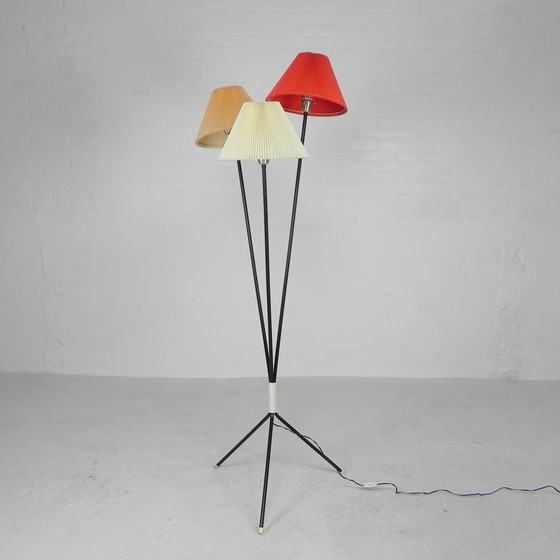 Image 1 of Staande lamp sprietlamp met 3 kunststof kappen, jaren 50