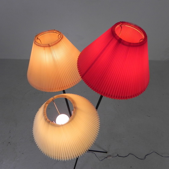 Image 1 of Staande lamp sprietlamp met 3 kunststof kappen, jaren 50