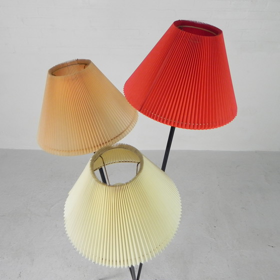 Image 1 of Staande lamp sprietlamp met 3 kunststof kappen, jaren 50