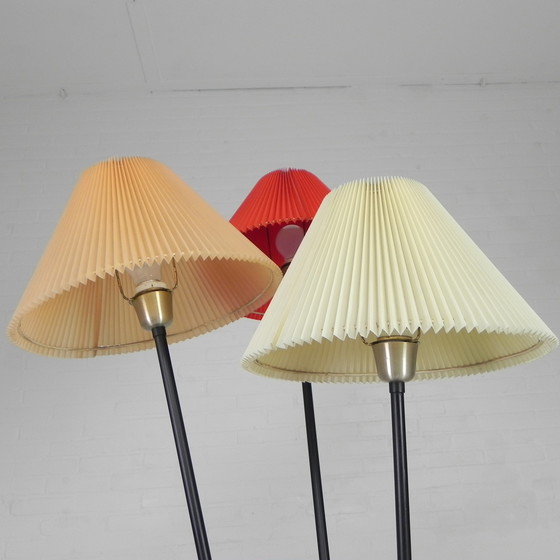 Image 1 of Staande lamp sprietlamp met 3 kunststof kappen, jaren 50