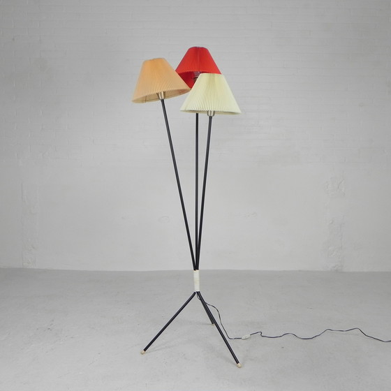 Image 1 of Staande lamp sprietlamp met 3 kunststof kappen, jaren 50