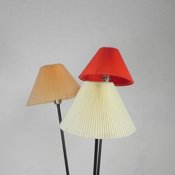 Image 1 of Staande lamp sprietlamp met 3 kunststof kappen, jaren 50