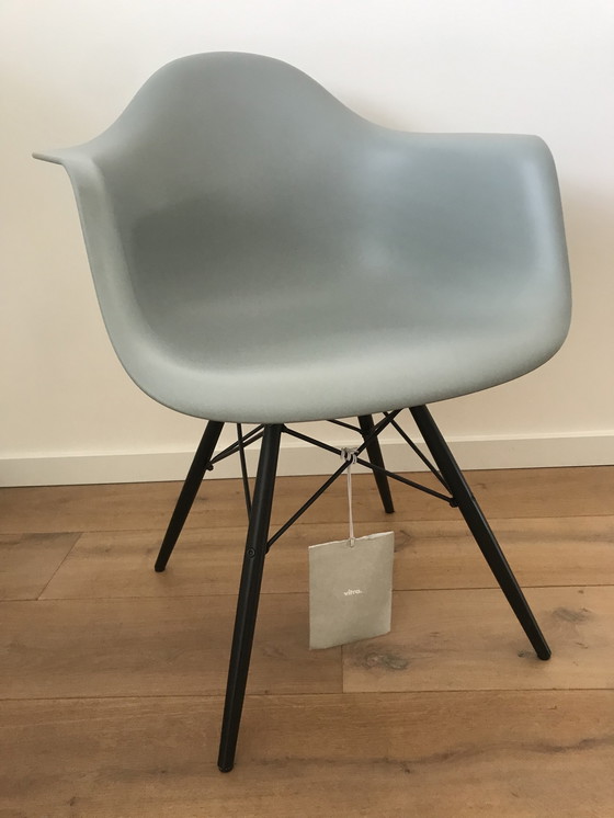 Image 1 of Vitra Eames DAW stoel Ice grey - Esdoorn - Nieuw.