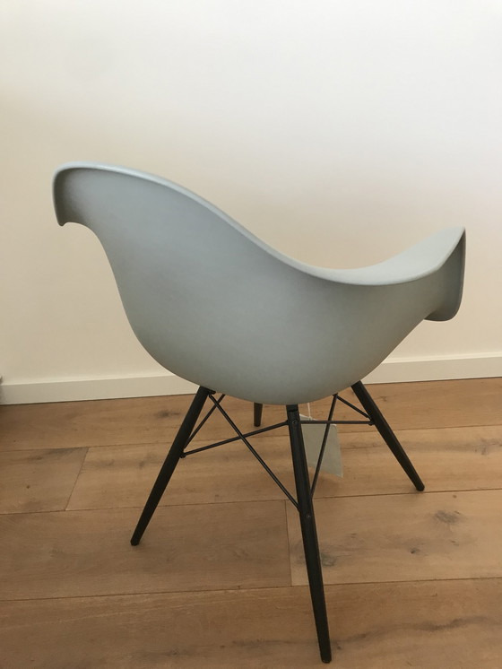 Image 1 of Vitra Eames DAW stoel Ice grey - Esdoorn - Nieuw.