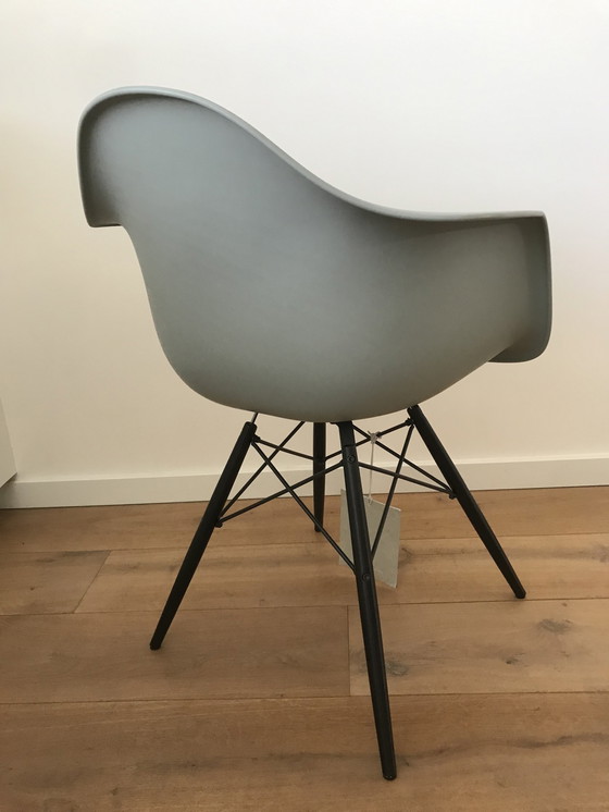 Image 1 of Vitra Eames DAW stoel Ice grey - Esdoorn - Nieuw.