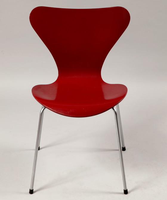 Image 1 of 2x Arne Jacobsen series 7 stoelen