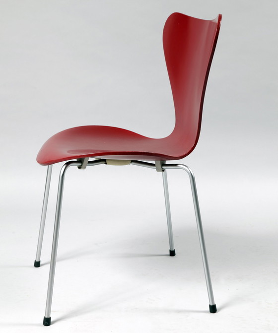 Image 1 of 2x Arne Jacobsen series 7 stoelen