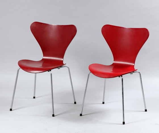 Image 1 of 2x Arne Jacobsen series 7 stoelen