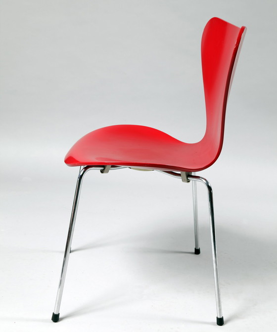 Image 1 of 2x Arne Jacobsen series 7 stoelen