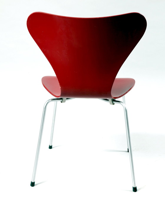 Image 1 of 2x Arne Jacobsen series 7 stoelen