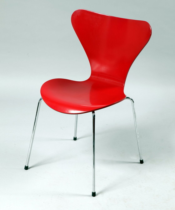 Image 1 of 2x Arne Jacobsen series 7 stoelen