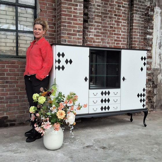 Image 1 of Buffetkast Servieskast Wandkast Vitrinekast Wit Met Zwarte Ruiten Vintage Gerestyled