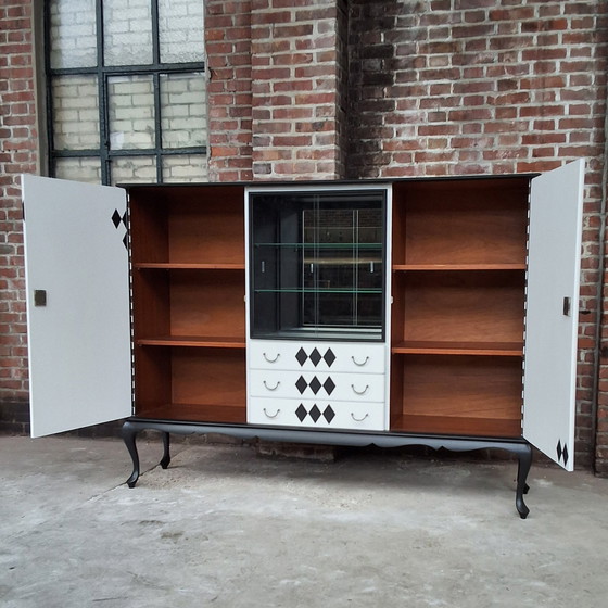 Image 1 of Buffetkast Servieskast Wandkast Vitrinekast Wit Met Zwarte Ruiten Vintage Gerestyled