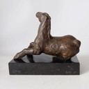 Tony van der Vorst. Bronzen paard sculptuur op marmeren sokkel.