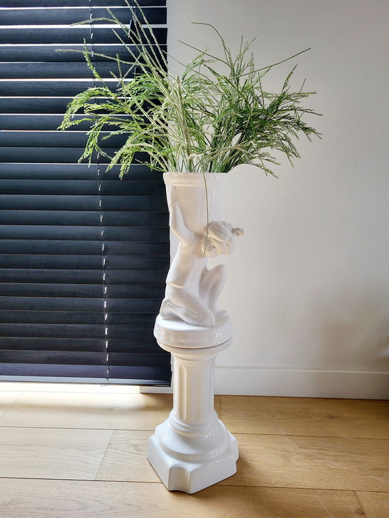 Image 1 of Vintage Pied De Stal Of Plantenstaander, Porselein, Jongen Met Mand Op Pilaar