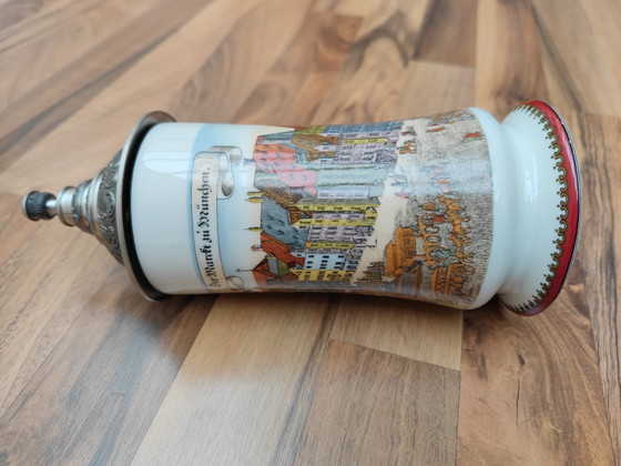 Image 1 of Bierpul met tinnen deksel "Der Markt zu München" Dr Markle Atelier, met de hand gedecoreerd