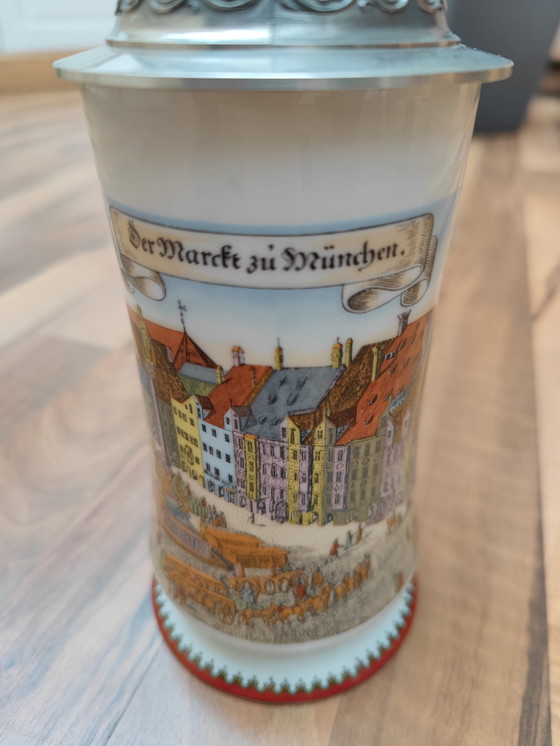 Image 1 of Bierpul met tinnen deksel "Der Markt zu München" Dr Markle Atelier, met de hand gedecoreerd
