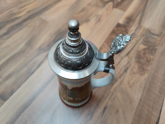 Image 1 of Bierpul met tinnen deksel "Der Markt zu München" Dr Markle Atelier, met de hand gedecoreerd