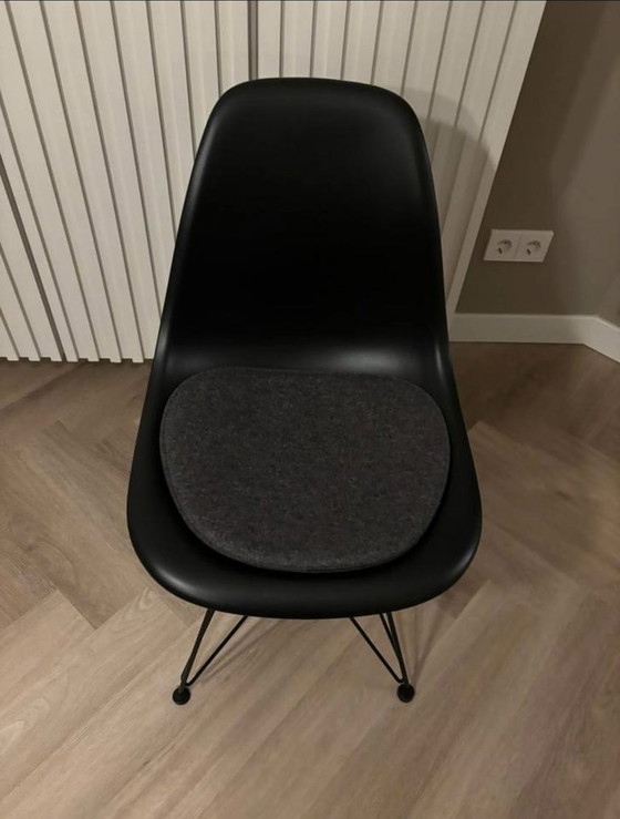 Image 1 of Vitra Eames Dsr Stoel Zwart