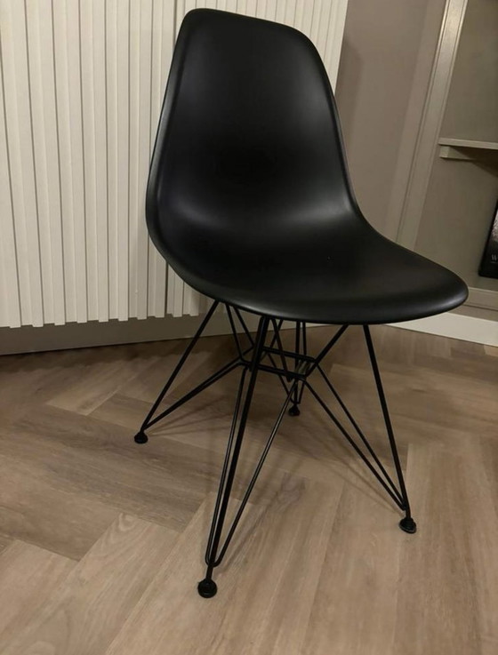 Image 1 of Vitra Eames Dsr Stoel Zwart