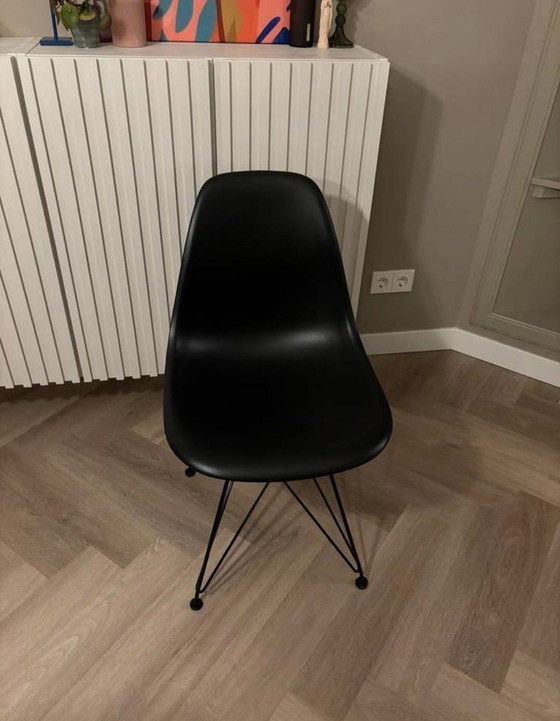 Image 1 of Vitra Eames Dsr Stoel Zwart