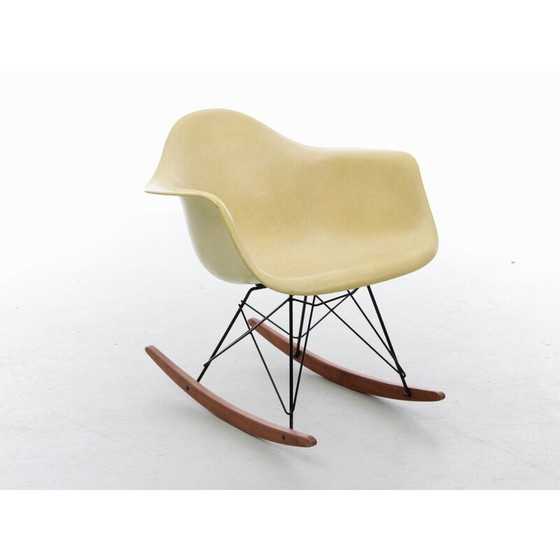 Image 1 of Vintage "Rar" schommelstoel in geel glasvezel van Charles Eames, 1950