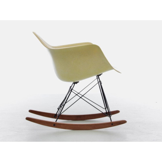 Image 1 of Vintage "Rar" schommelstoel in geel glasvezel van Charles Eames, 1950