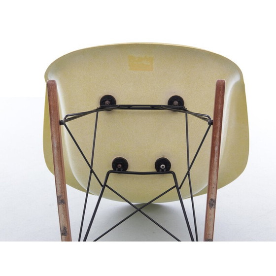 Image 1 of Vintage "Rar" schommelstoel in geel glasvezel van Charles Eames, 1950