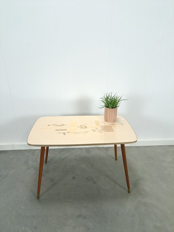 Image 1 of Formica salontafel met messing poten en vissen