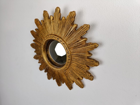 Image 1 of Kleine vintage gouden sunburst spiegel, jaren 60