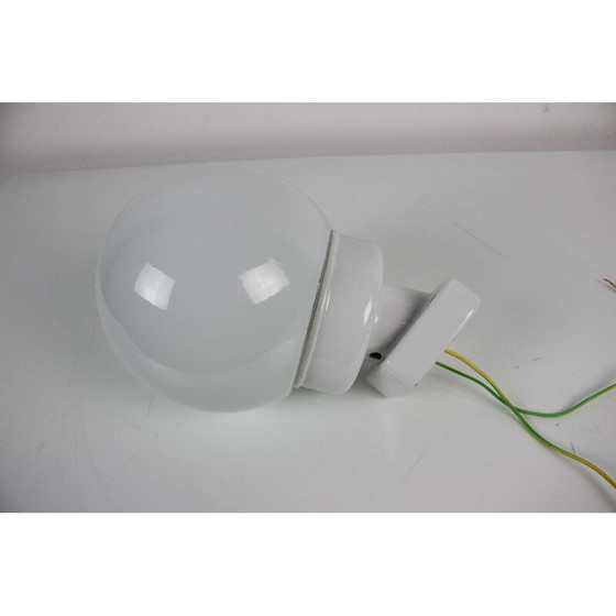 Image 1 of Vintage wandlamp van porselein en opaline glas, Tsjecho-Slowakije 1960