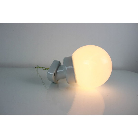 Image 1 of Vintage wandlamp van porselein en opaline glas, Tsjecho-Slowakije 1960