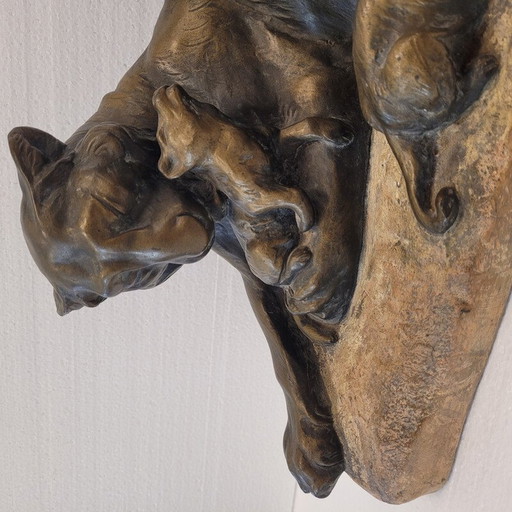Vintage sculptuur "Leeuwin met haar jongen" in gips en bronspatina door Antoon Amorgasti, België 1900