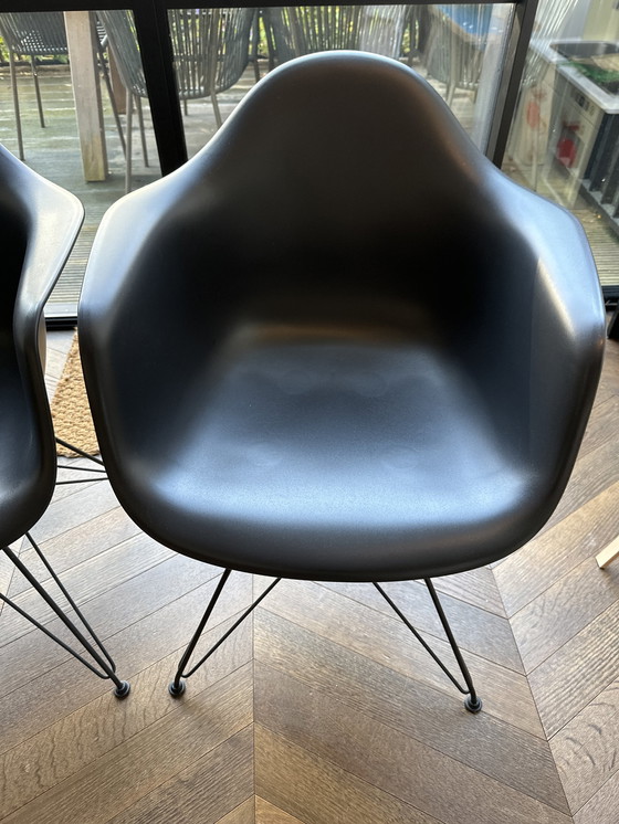 Image 1 of 2x Vitra Dar Eames Stoel Zwart