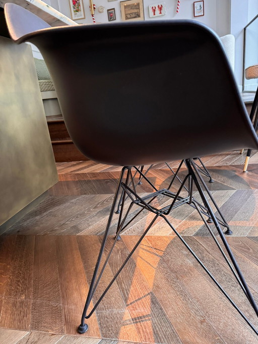 2x Vitra Dar Eames Stoel Zwart