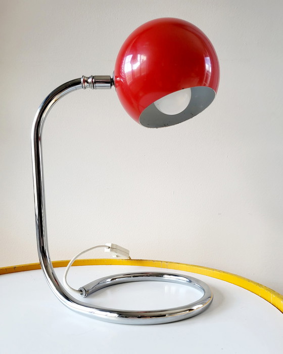 Image 1 of Space age bureaulamp rode eye ball op chromé gedraaide voet, jaren 70