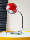 Space age bureaulamp rode eye ball op chromé gedraaide voet, jaren 70