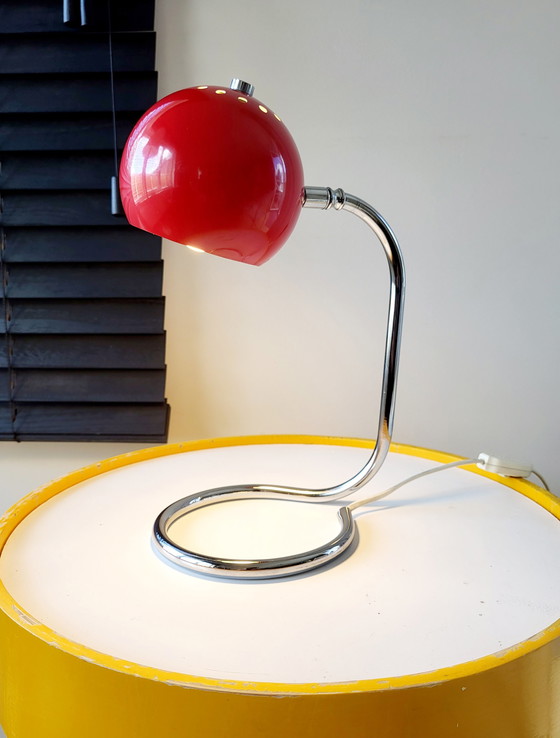 Image 1 of Space age bureaulamp rode eye ball op chromé gedraaide voet, jaren 70