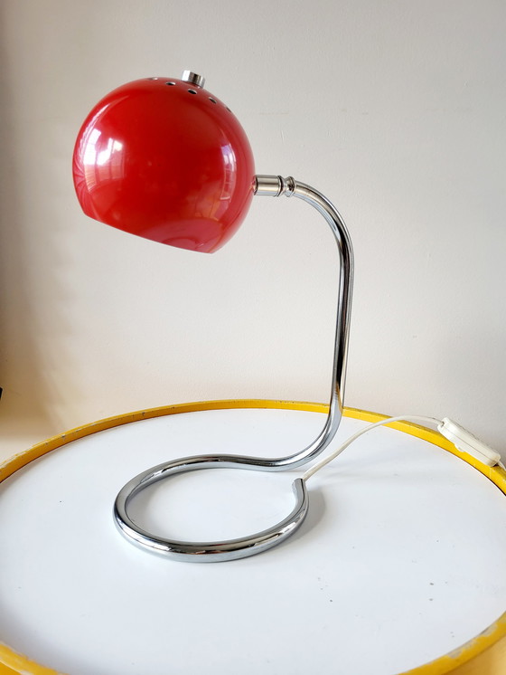 Image 1 of Space age bureaulamp rode eye ball op chromé gedraaide voet, jaren 70