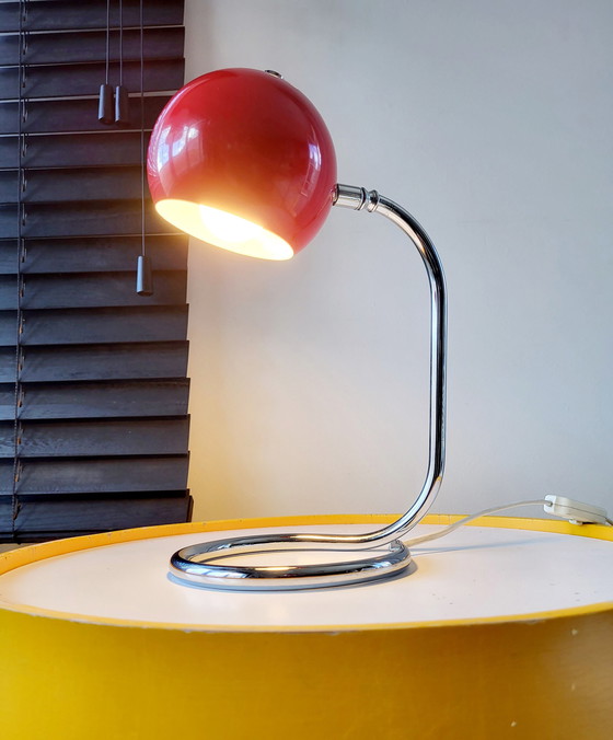 Image 1 of Space age bureaulamp rode eye ball op chromé gedraaide voet, jaren 70