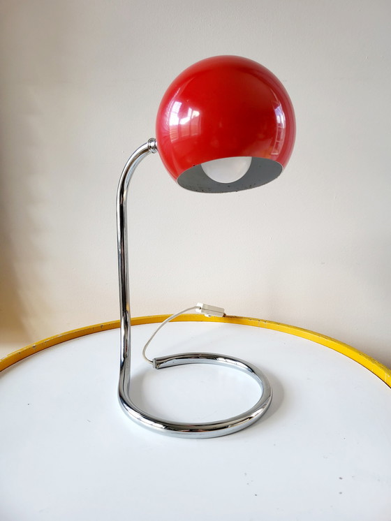 Image 1 of Space age bureaulamp rode eye ball op chromé gedraaide voet, jaren 70