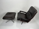 Leren loungestoel met voetenbank - Model King Chair & Pouf