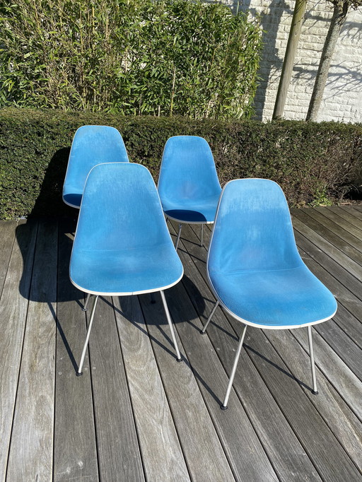 4 polyester Charles & Ray Eames DSX stoelen door Vitra