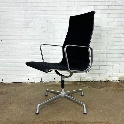 Vitra Eames EA112 stoel